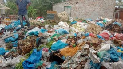 Tumpukan Sampah Berbau Busuk di Ajamu, Warga : Petugasnya Enggak Becus