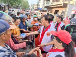 Jalin Kebersamaan, Hasyim S.E. Bersama KSH Berbagi Takjil Kepada Pengguna Jalan