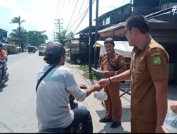 Camat Medan Marelan dan Jajaran Berbagi Takjil Ke Warga