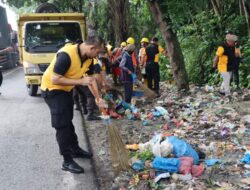 Polri Peduli Lingkungan, Personil Polres Labuhanbatu Bersama Polsek Jajaran Bersihkan Sampah Serentak