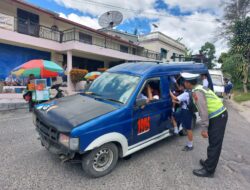 Antisipasi Penumpang Angkot Duduk Diatas Kap, Polsek Parapat Patroli