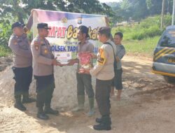 Jum’at Barokah, Kapolsek Tapung Hulu Bagi Sembako Kepada Warga