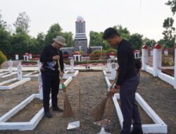 Semarak HDKD ke 78, Petugas Rutan Kelas IIB Pemalang Bersihkan Taman Makam Pahlawan