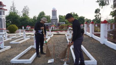 Semarak HDKD ke 78, Petugas Rutan Kelas IIB Pemalang Bersihkan Taman Makam Pahlawan