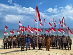 Polres Bintan Kibarkan Bendera Merah Putih di Pantai Senggiling