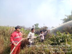 Personil Polres Labuhanbatu Bantu Padamkan Kebakaran Lahan di Desa Air Hitam