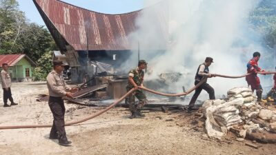 Ditinggal Pergi Keladang, Satu Rumah di Lumbanjulu Ludes Terbakar