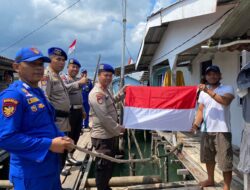 Ditpolairud Polda Kepri Salurkan 100 Bendera Merah Putih Pada Warga