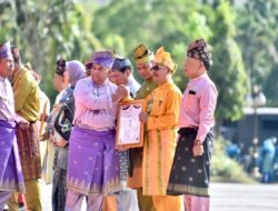 Pj Bupati Kampar Terima Penghargaan Pada Hut Riau ke 66