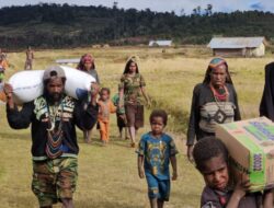 Kapolri Salurkan Ratusan Ton Beras & Ribuan Sembako Buat Warga Papua 