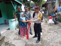 Polres Pematangsiantar Bagikan dan Pasang Bendera di Rumah Warga