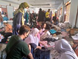 Atasi Kesulitan Sandang Alumni 88 Pemalang Bagikan Pakaian Pada Warga