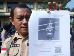 Tak Pakai Helm Pengendara Acungkan Jari Tengah ke Kamera ETLE