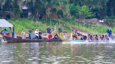 Tim Pacu Sampan dari Jambi Rebut Piala Bupati Kampar