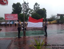 Diguyur Hujan, Personel Polres Simalungun Kibarkan Sang Merah Putih