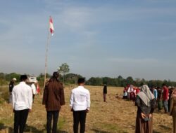 Warga Desa Kebagusan Upacara Bendera HUT RI ke-78 di Tengah Sawah