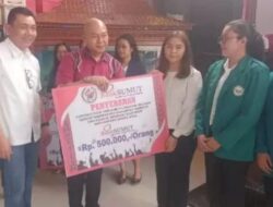 Bupati Taput Serahkan Beasiswa Untuk 1.358 Mahasiswa Berprestasi