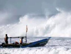 Tiga Nelayan Hilang Terbawa Gelombang Laut di Perairan Kedung Jati