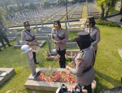 HUT ke-75, Polwan Ziarah ke Makam Habibie Hingga Ani Yudhoyono