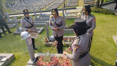 HUT ke-75, Polwan Ziarah ke Makam Habibie Hingga Ani Yudhoyono