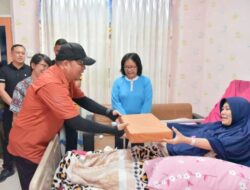 Bayi yang Lahir di HUT Tapteng ke-78 Dapat Kado Dari Bupati Tapteng