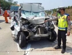 Tragis!!! Mobil Ambulance Tabrak Truk Satu Orang Tewas