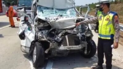 Tragis!!! Mobil Ambulance Tabrak Truk Satu Orang Tewas