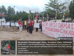 Masyarakat Desa Huta Damai Unjuk Rasa Tuntut Pilkades Jujur