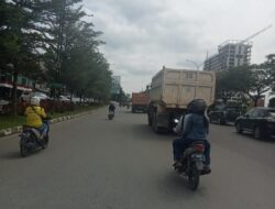 Truk Pengangkut Tanah Membahayakan Pengguna Jalan di Batam Center