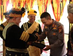 LAK Anugerahi Songkok Balilik Adat Kepada AKBP Ronald Sumaja