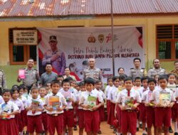 Polri Peduli Literasi, Polres Tapteng Bagikan Buku ke Anak Sekolah