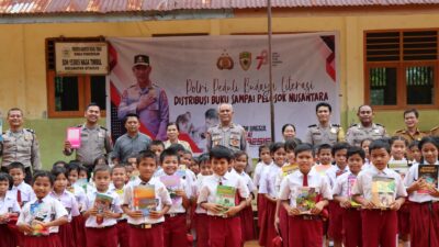 Polri Peduli Literasi, Polres Tapteng Bagikan Buku ke Anak Sekolah