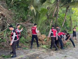 Reaksi Cepat, Samapta Polres Nias Selatan Bersihkan Material Longsor