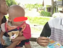 Miris, Sepasang Suami – Istri Mengamen Sambil Bawa Anaknya yang Sakit