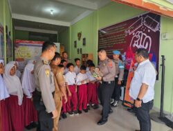 Kapolsek NA IX-X Bagikan Buku ke Siswa Sekolah Dasar di Kampung Pajak