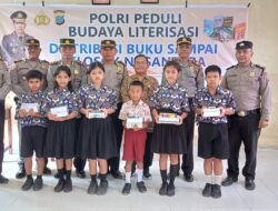 Polres Humbahas Melalui Polsek Lintongnihuta Bagi Buku ke Siswa SLB