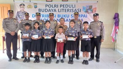 Polres Humbahas Melalui Polsek Lintongnihuta Bagi Buku ke Siswa SLB