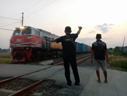 Penjaga Lintasan Kereta Api Tanpa Palang Pintu di Desa Iser Petarukan