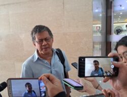 Penuhi Panggilan, Rocky Gerung Santai Joget di Pintu Masuk Bareskrim