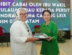 Wagub Kepri Serahkan Bibit Cabai ke Persit Kodim 0316