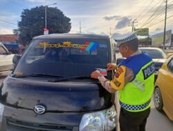 Ajak Tertib Lalin, Satlantas Polres Humbahas Bagikan Stiker & Leaflet