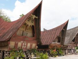 Rumah Adat Ini Dicat Pakai Darah Manusia