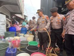Warga Kesulitan Air Bersih, Polsek Kalideres Kirim Water Cannon