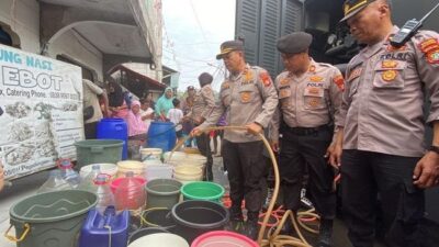 Warga Kesulitan Air Bersih, Polsek Kalideres Kirim Water Cannon