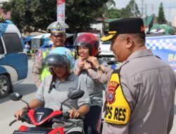 Jelang HUT Lalulintas, Polres Humbahas Bagikan Helm Gratis