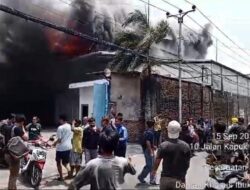 Pabrik Sendal di Jakarta Utara Terbakar