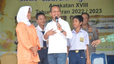 Menteri Investasi Berikan Trauma Healing di SDN 024 & SMPN 022 Galang