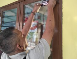 Polres Metro Bekasi Kota Pasang Stiker & Bagikan Bibit Ikan di RW 26