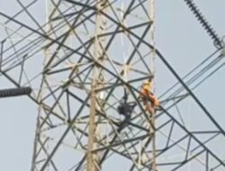 Diduga Alami Depresi Seorang Pria Nekad Panjat Tower