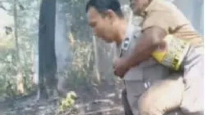 Bhabinkamtibmas Evakuasi Warga di Tengah Kepulan Asap Kebakaran